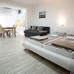 شقة Lulic